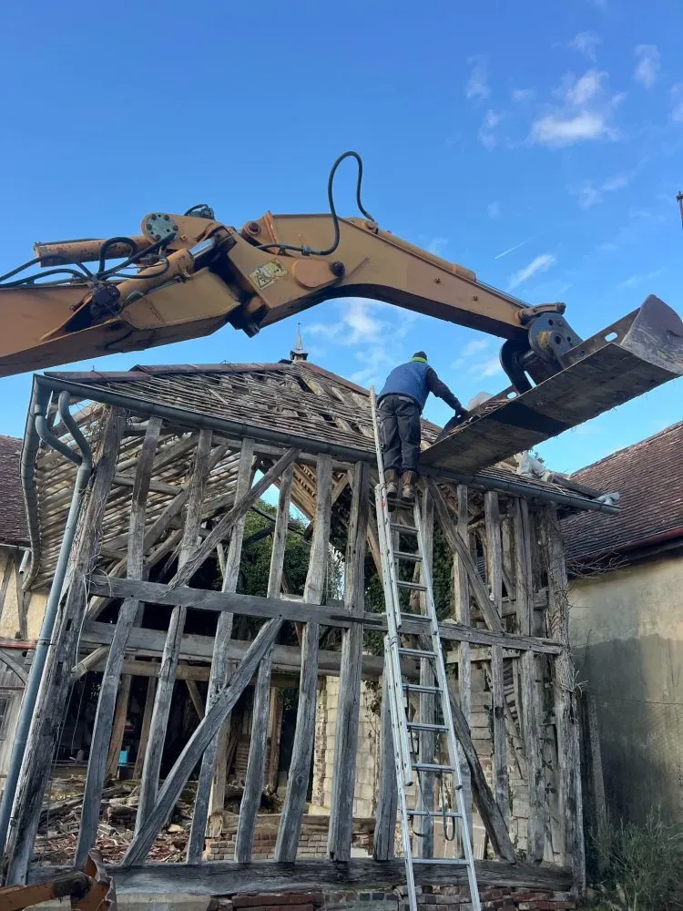 Démolition d'une ancienne grange