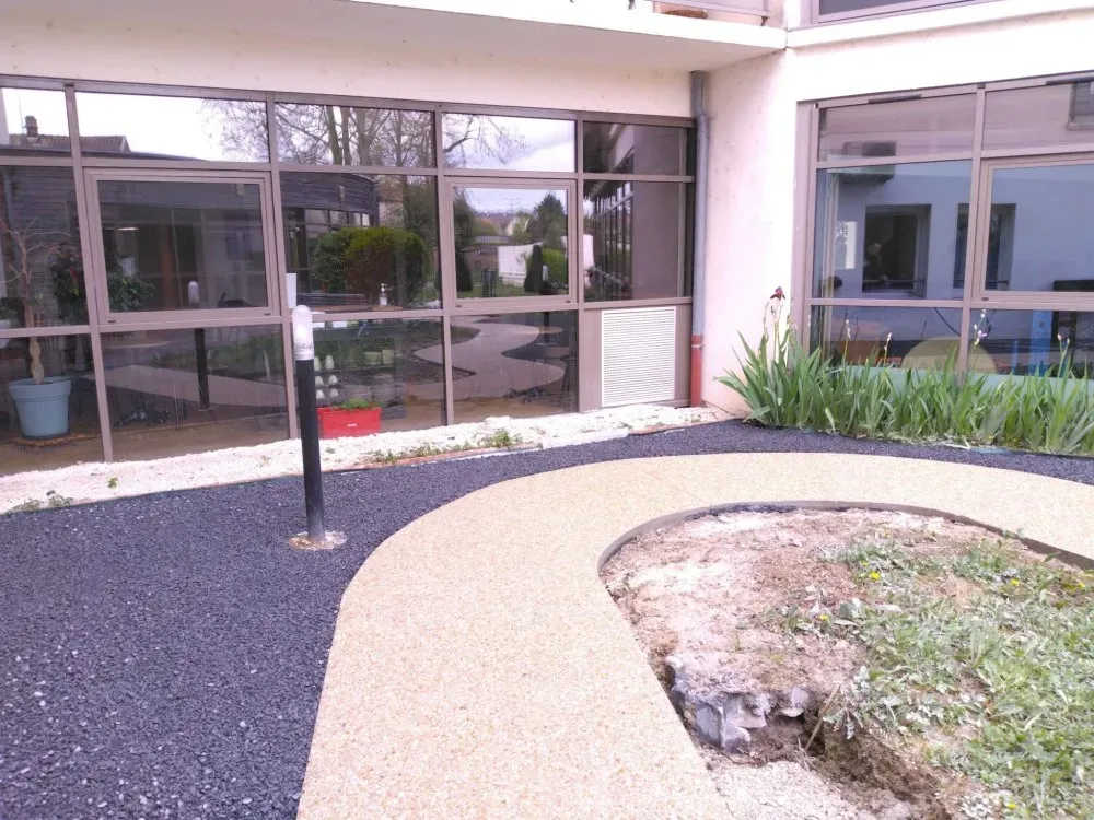 Pose d'un béton désactivé dans un EHPAD troyen (3)