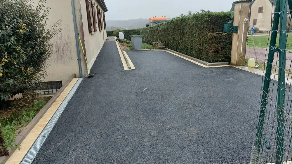 Réalisation d'un enrobé dans une maison particulière dans l'Yonne
