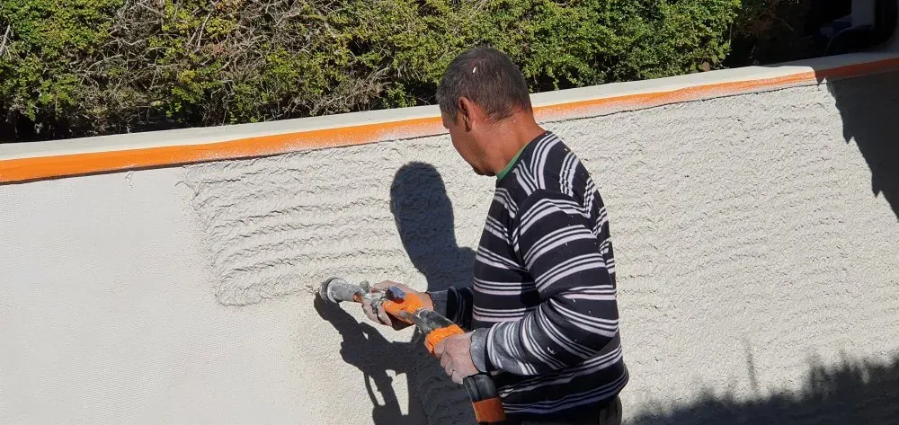 Pose de crépis sculpté dans une descente de cour dans une maison individuelle prés de Troy ( (5)