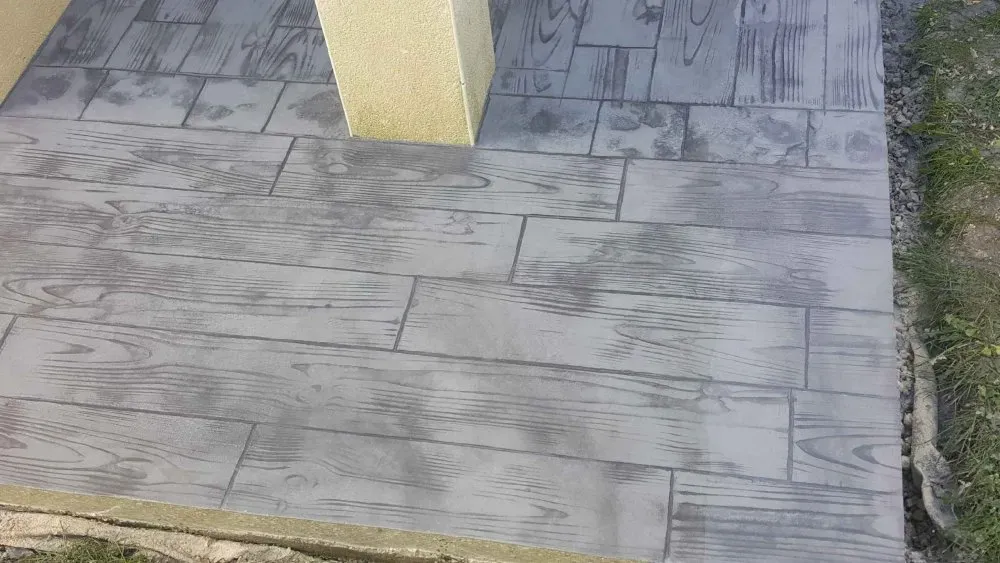 Création d'une terrasse en béton imprimé moule parquet dans une maison particulière près de Troyes