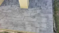 Création d'une terrasse en béton imprimé moule parquet dans une maison particulière  (1)