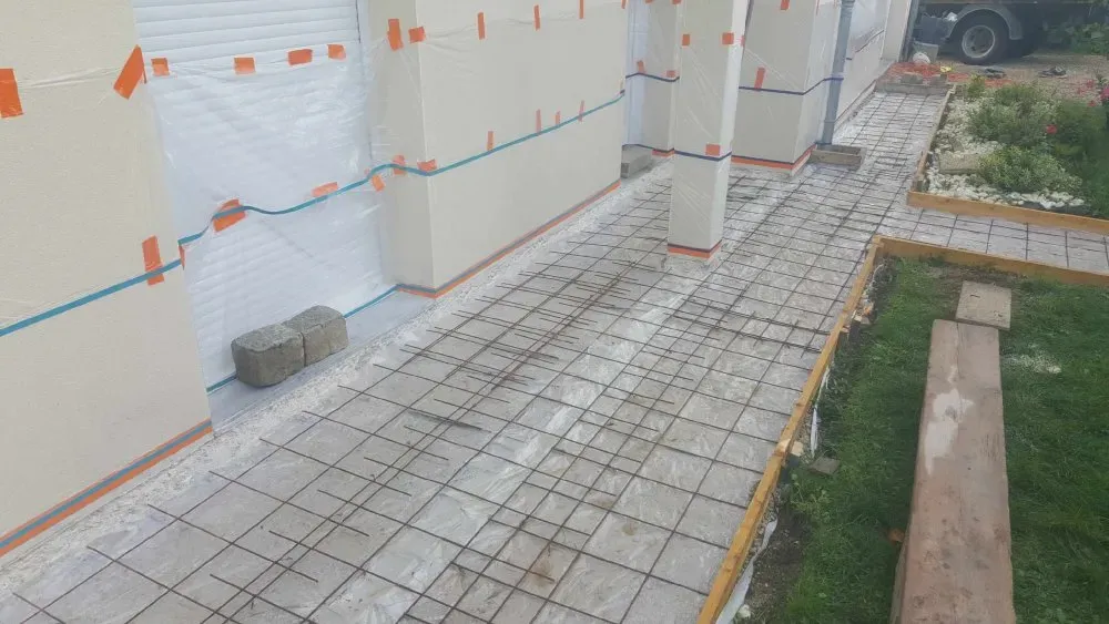 Création d'une terrasse en béton imprimé moule parquet dans une maison particulière  ( (3)