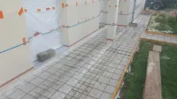 Création d'une terrasse en béton imprimé moule parquet dans une maison particulière  ( (3)