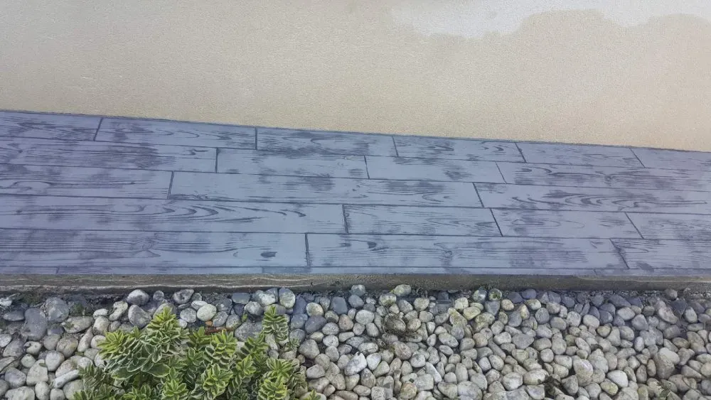 Création d'une terrasse en béton imprimé moule parquet dans une maison particulière  ( (4)
