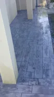 Création d'une terrasse en béton imprimé moule parquet dans une maison particulière  ( (5)