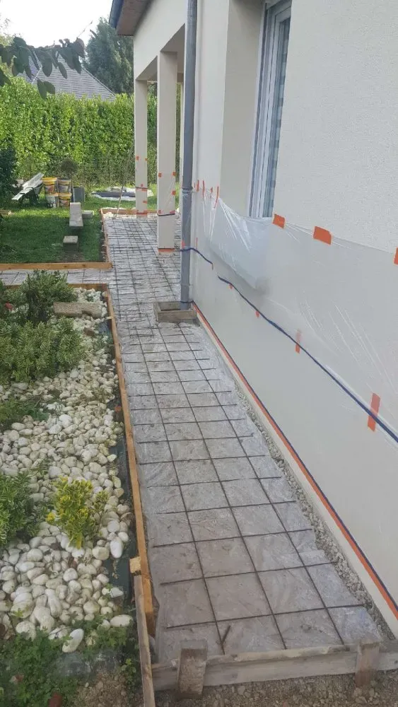 Création d'une terrasse en béton imprimé moule parquet dans une maison particulière  (