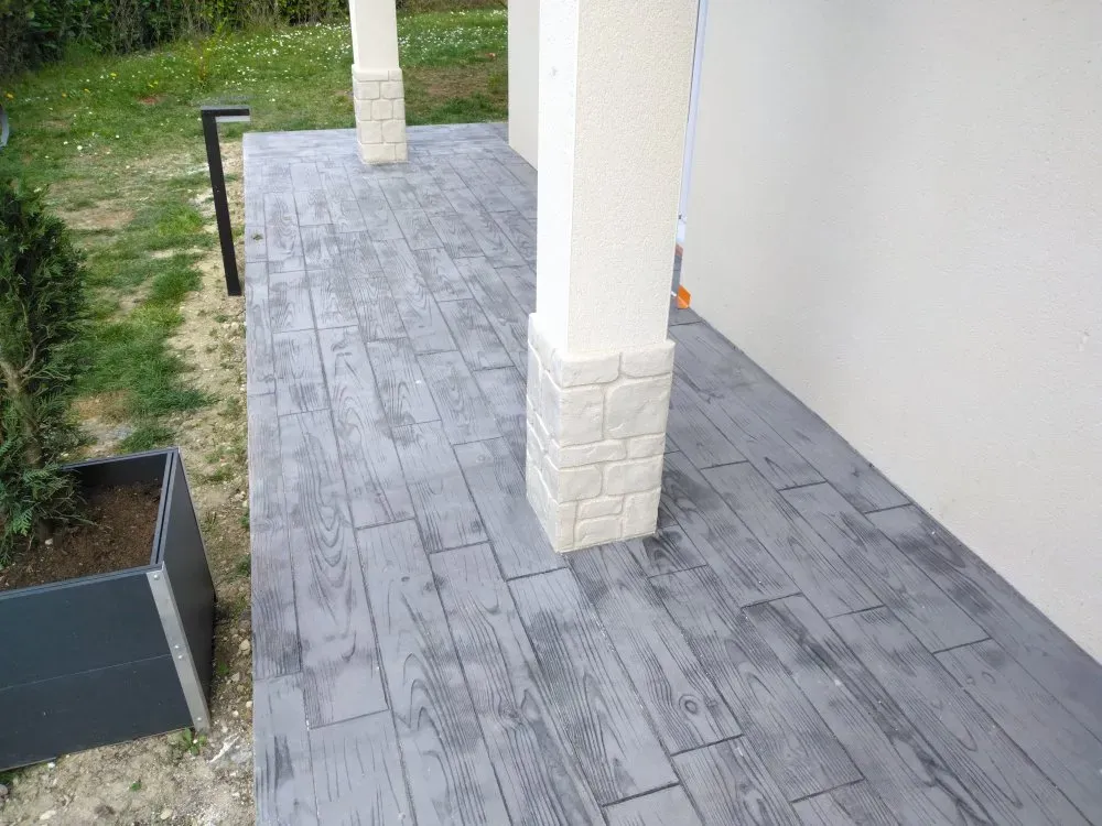 Création d'une terrasse en béton imprimé moule parquet dans une maison particulière  ( (6)