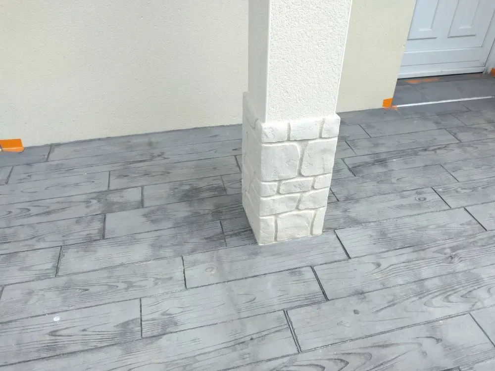 Création d'une terrasse en béton imprimé moule parquet dans une maison particulière  ( (7)