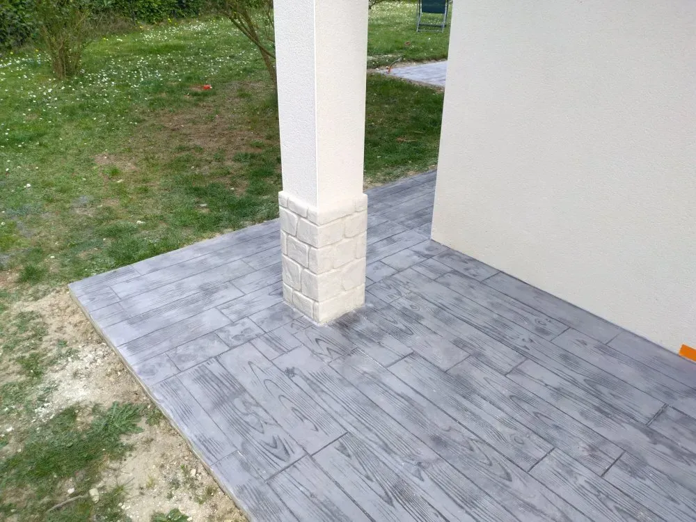 Création d'une terrasse en béton imprimé moule parquet dans une maison particulière  ( (8)