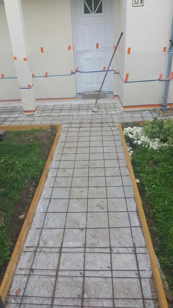 Création d'une terrasse en béton imprimé moule parquet dans une maison particulière  ( (9)