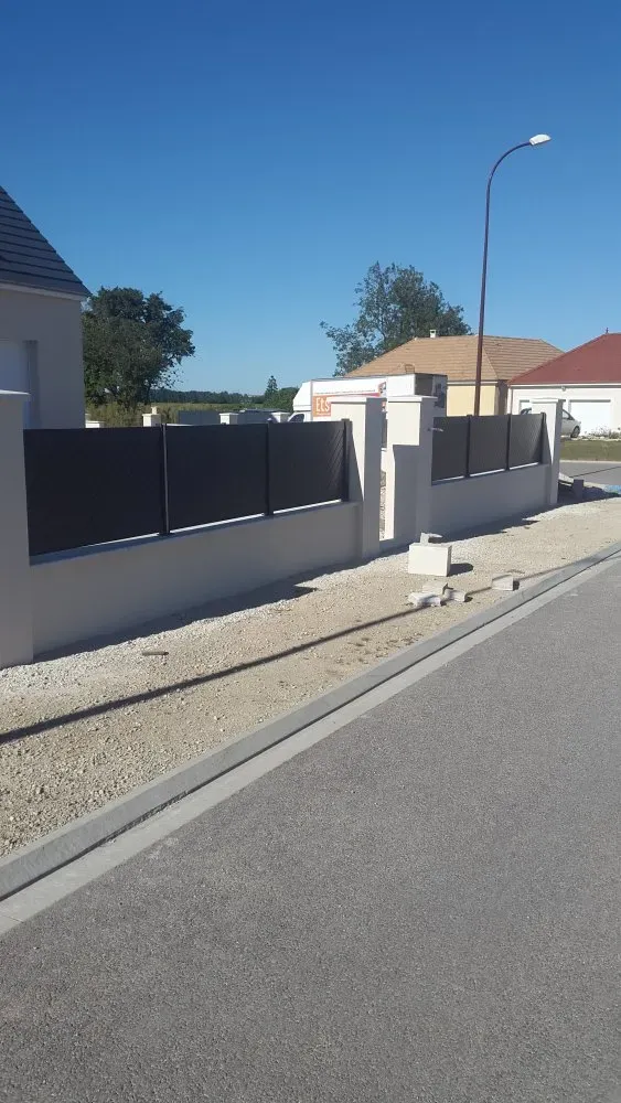 Création d'un mur de clôture dans un pavillon neuf près de Troyes