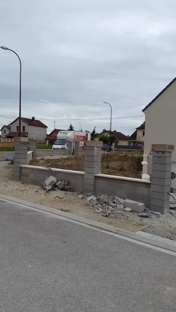 Création d'un mur de clôture dans un pavillon neuf près de Troyes (2)