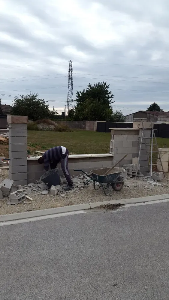 Création d'un mur de clôture dans un pavillon neuf près de Troyes (3)
