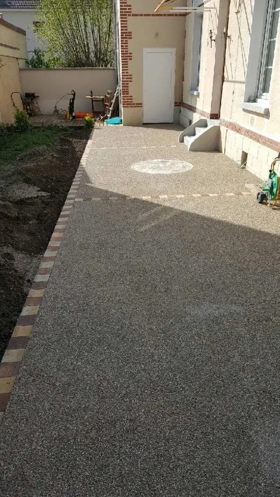 Réalisation d'une cours en béton désactivé en mignonette dans une maison individuelle près de Troyes