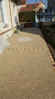 Réalisation d'une cours en béton désactivé en mignonette dans une maison individu (1)