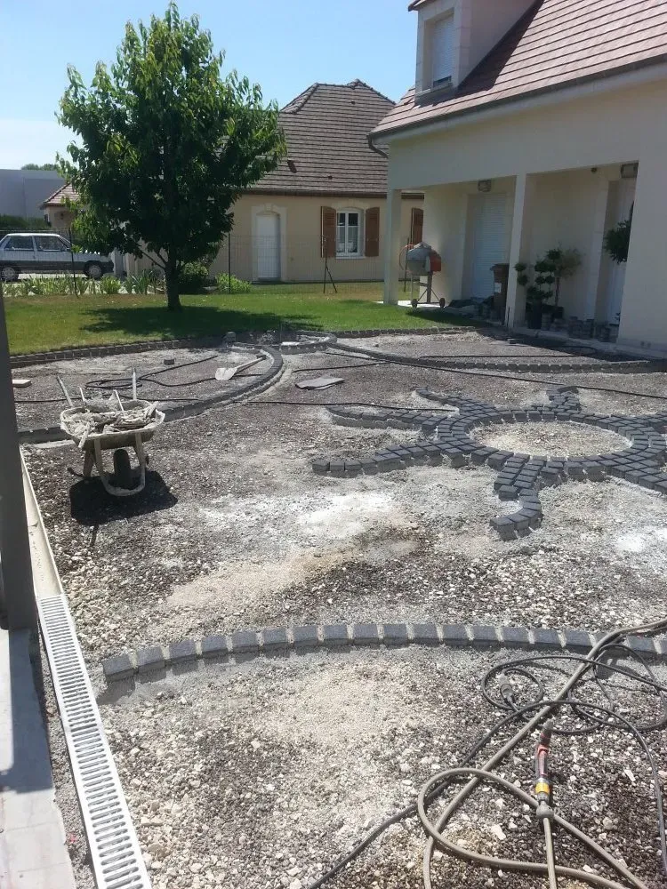 Préparation et création d'une cour en béton désactivé avec décoration en pavés vers Troyes (1)
