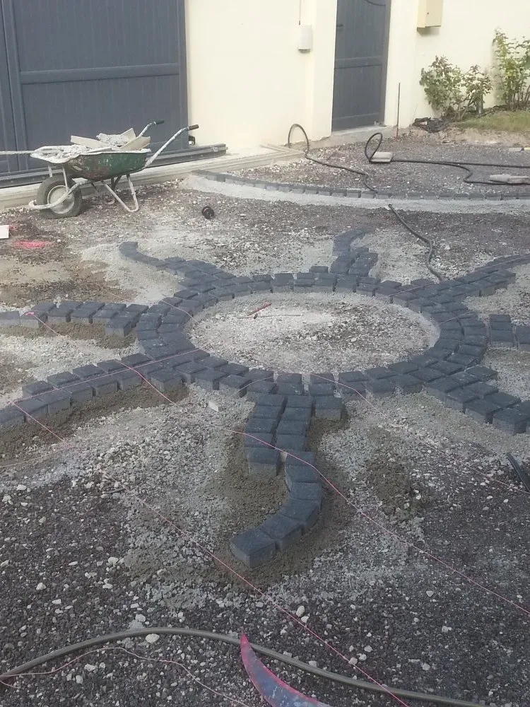 Préparation et création d'une cour en béton désactivé avec décoration en pavés vers Troyes (4)