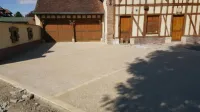 Création d'une cour en béton désactivé dans une maison individuelle vers Troyes (1)