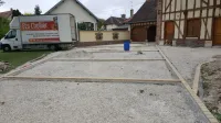 Création d'une cour en béton désactivé dans une maison individuelle vers Troyes (2)