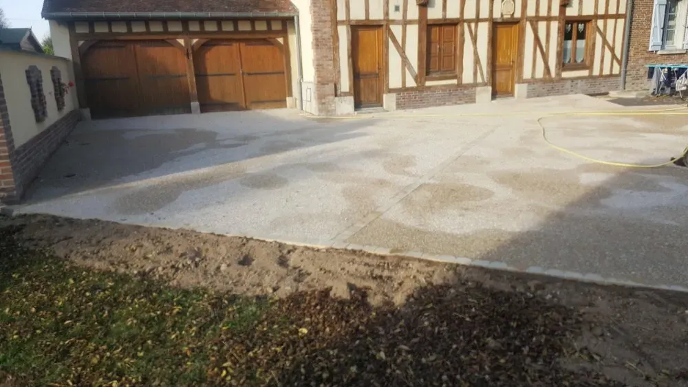 Création d'une cour en béton désactivé dans une maison individuelle vers Troyes (4)