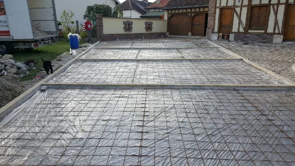 Création d'une cour en béton désactivé dans une maison individuelle vers Troyes (5)