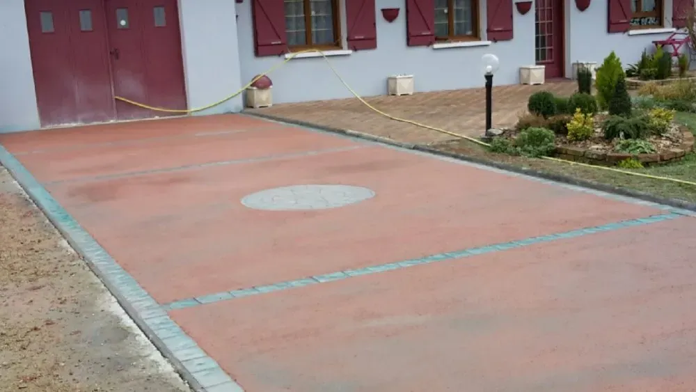 Aménagement d'une cour en béton désactivé dans une maison individuelle vers Troyes