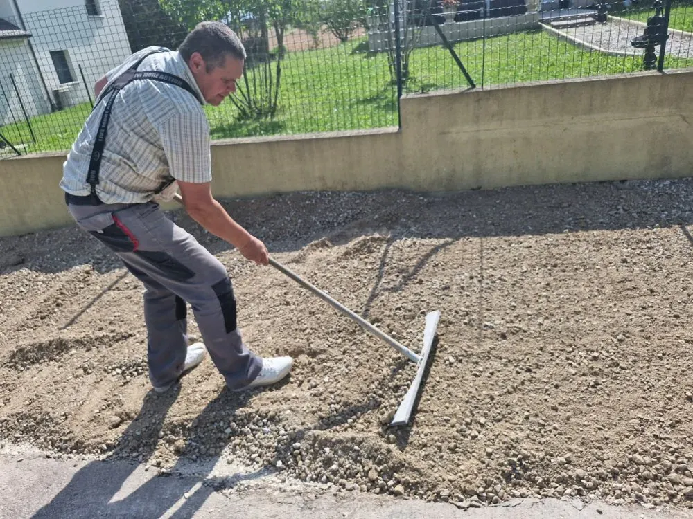 Création d'un terre plein pour stationnement dans la région de Troyes (2)