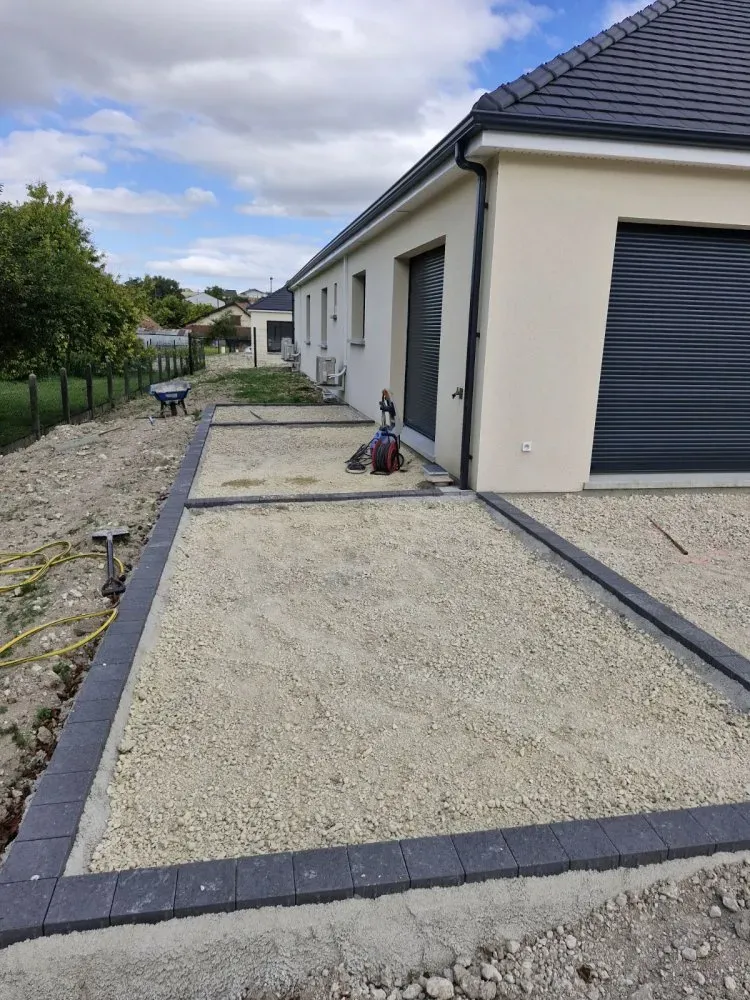 Création d'une terrasse en béton désactivé dans la région de Troyes (2)