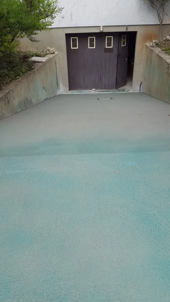 Cours en béton désactivé dans une maison individuelle près de Troyes
