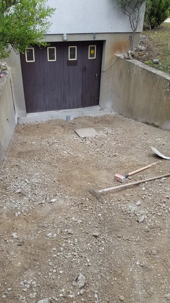 Cours en béton désactivé dans une maison individuelle près de Troyes (2)
