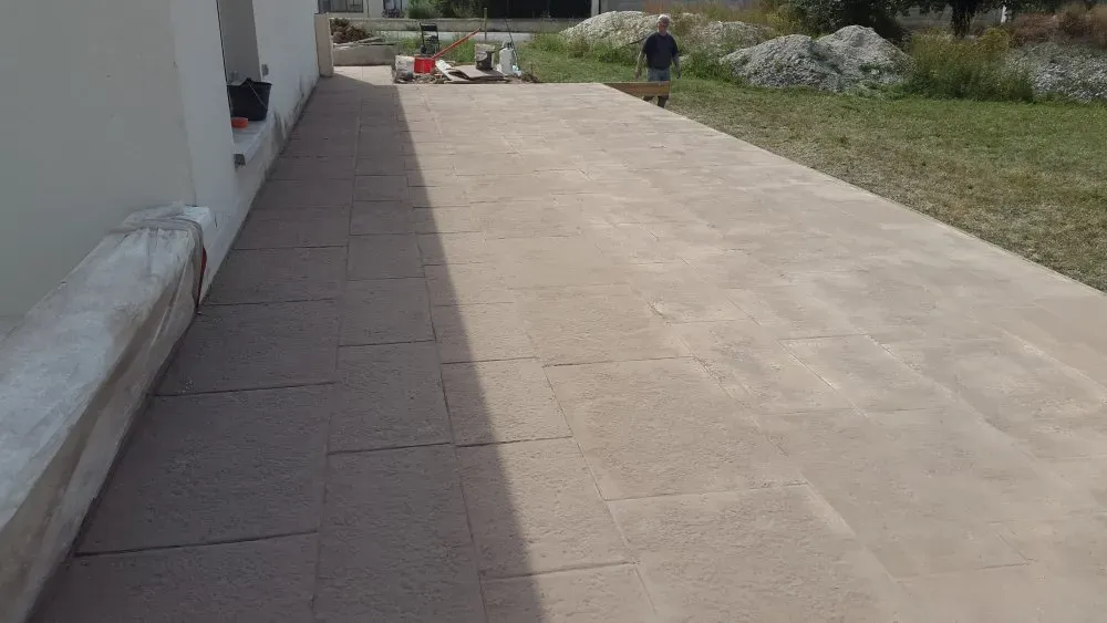 Création d'une terrasse en béton imprimé dans une maison particulière près de Troyes (2)