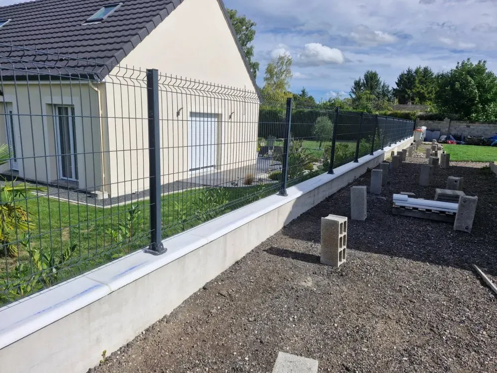 Finition d'un muret et pose d une clôture en panneaux rigides sur platines